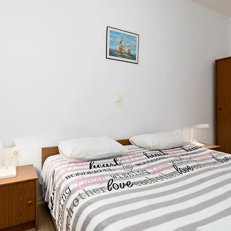 Snjezana By El-pi Tours Appartamento *