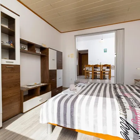 Snjezana By El-pi Tours Appartamento Njivice
